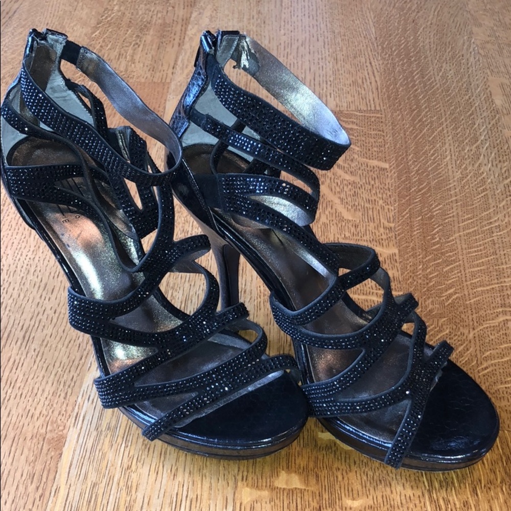 Strapy Black Pump - image 1